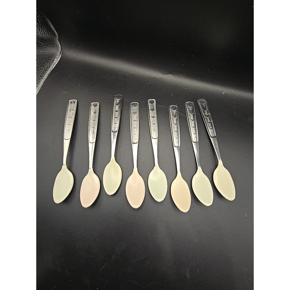 8 Vintage 1996 Baby Spoons With Hearts.  Munchkin Inc Stainless‎